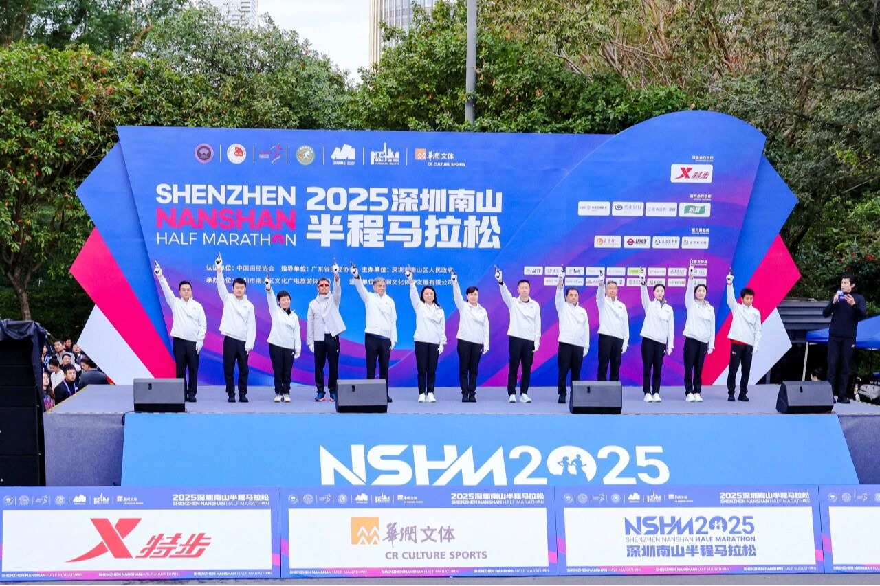 深圳理工大学“世界棋后”谢军鸣枪领跑2025南山半马