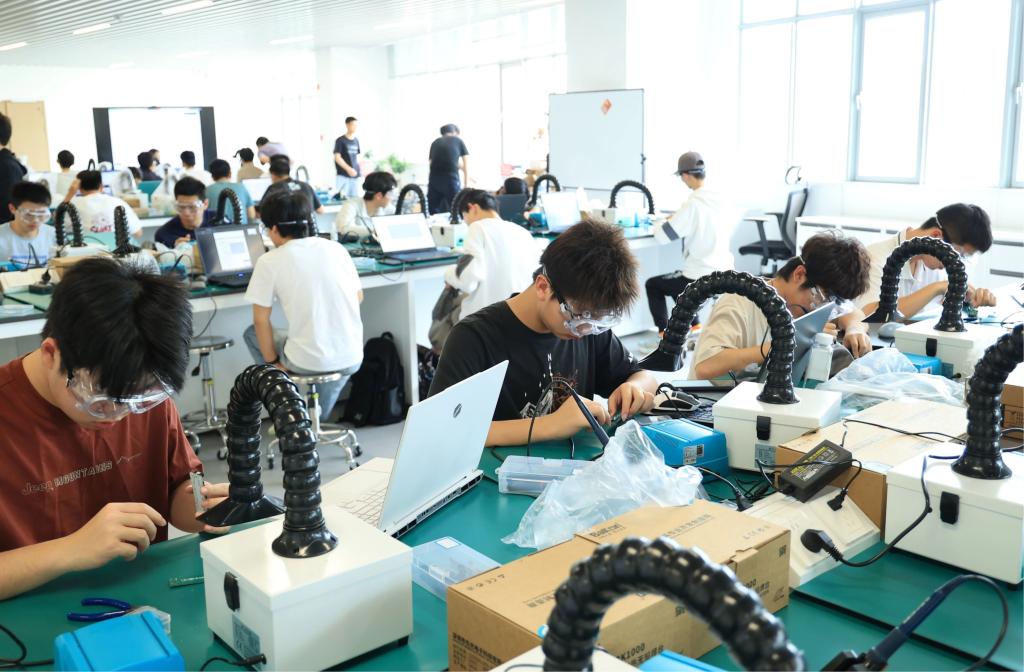 周五不上课｜从设计到焊接，看大一学生如何解锁芯片“密码”