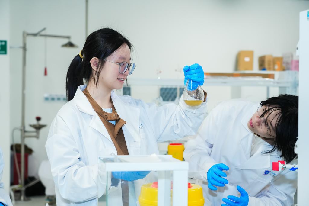 周五不上课｜看大一药学er如何解锁AI制药与硬核实验