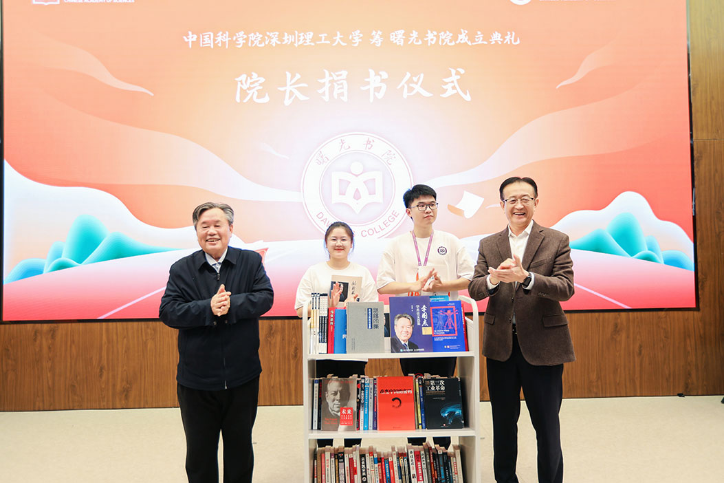 Book donation by Honorary College Master Prof. Li and College Master Prof. Fan